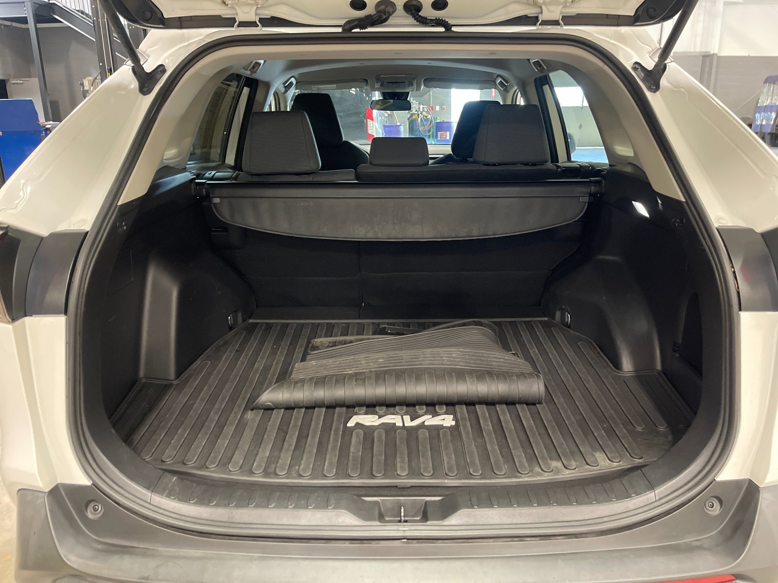 Used 2022 White Toyota LE image 17