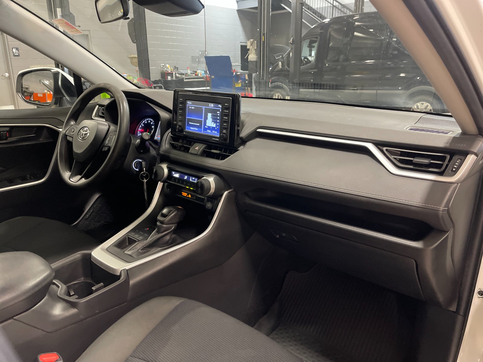 Used 2022 White Toyota LE image 18