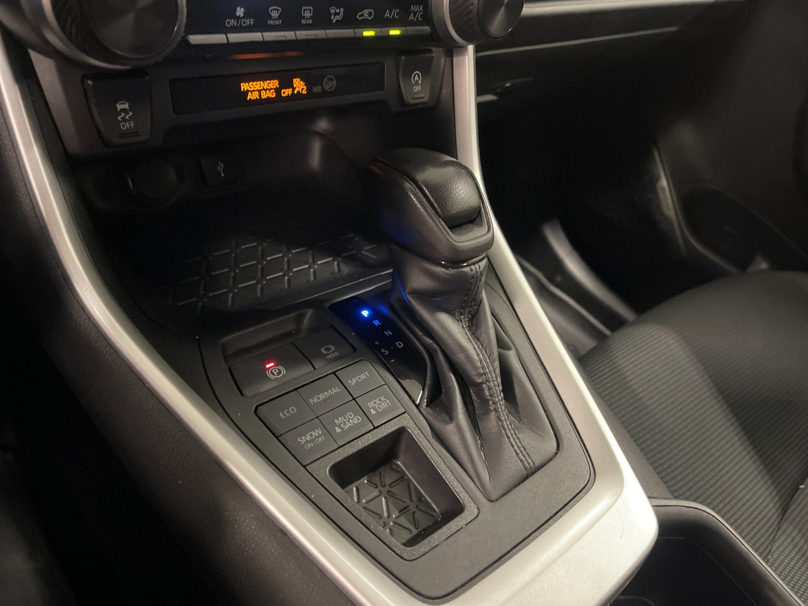 Used 2022 White Toyota LE image 23
