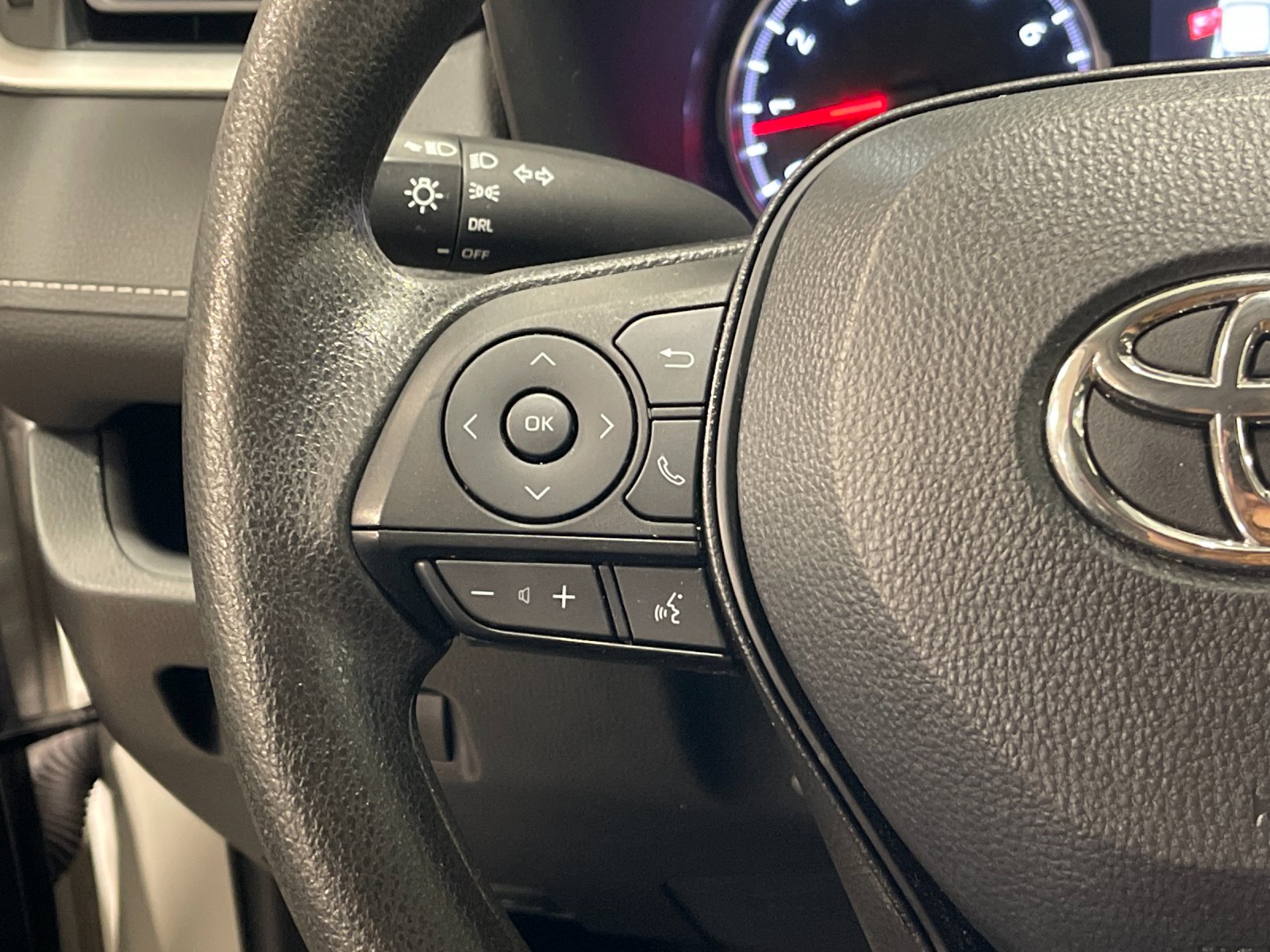 Used 2022 White Toyota LE image 25