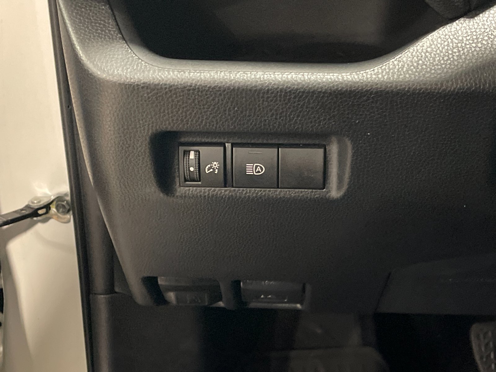 Used 2022 White Toyota LE image 29