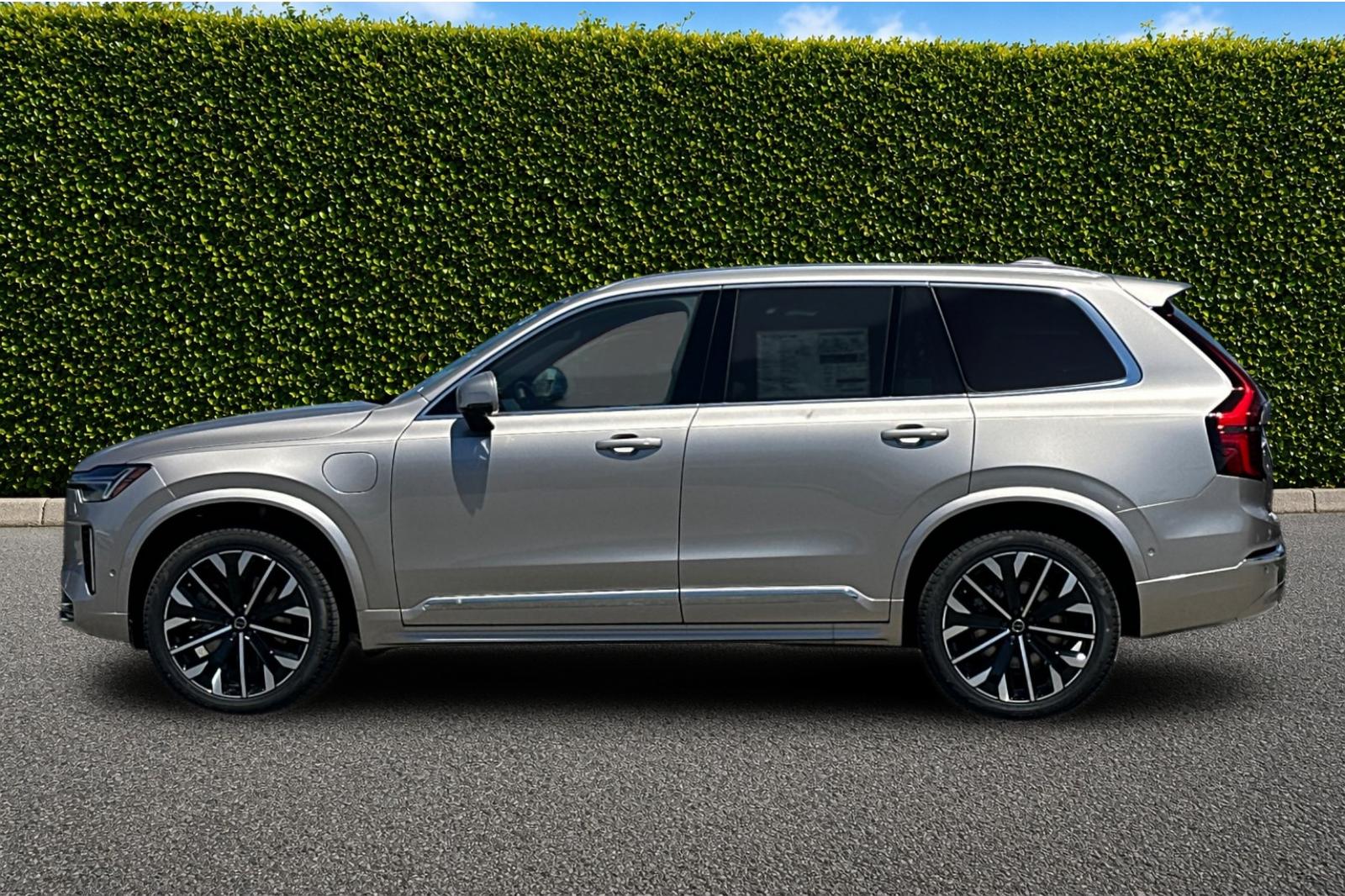 New 2026 Bright Dusk Volvo Plus image 3