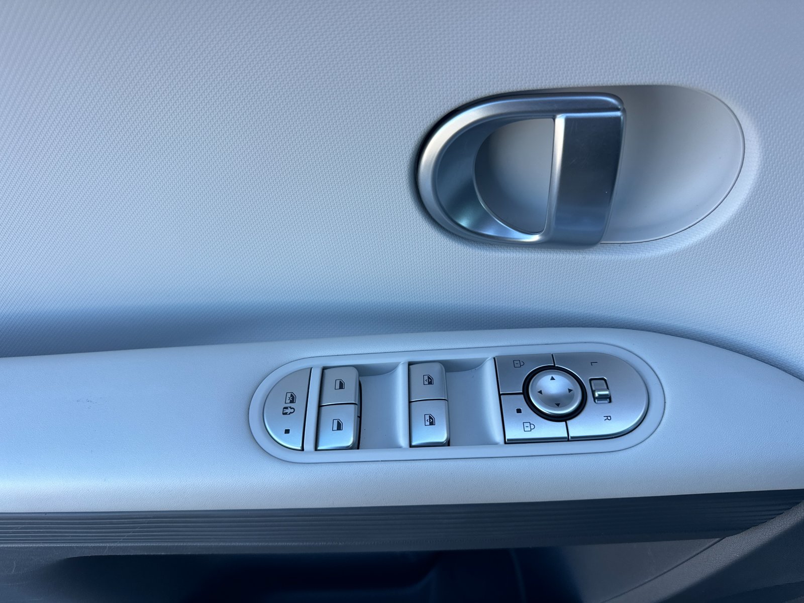 Used 2024 White Hyundai SEL image 10