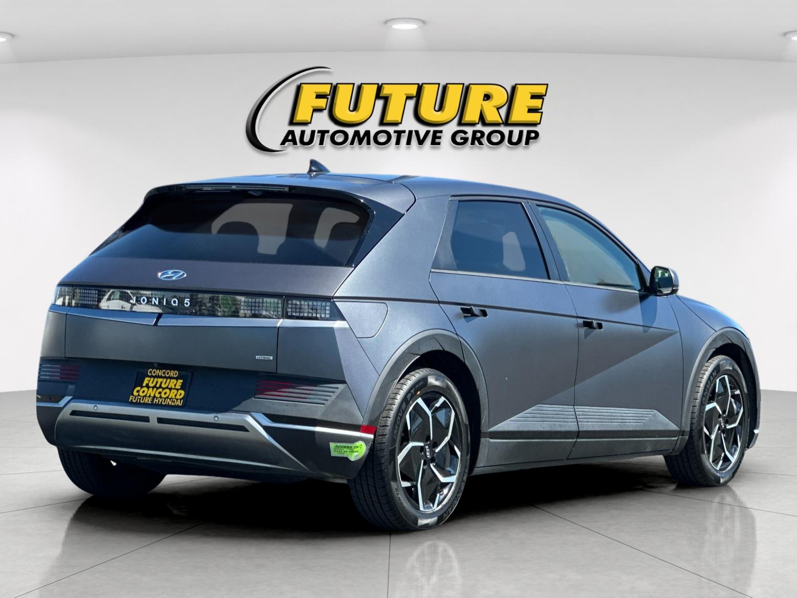 Used 2023 Gray Hyundai SEL image 3
