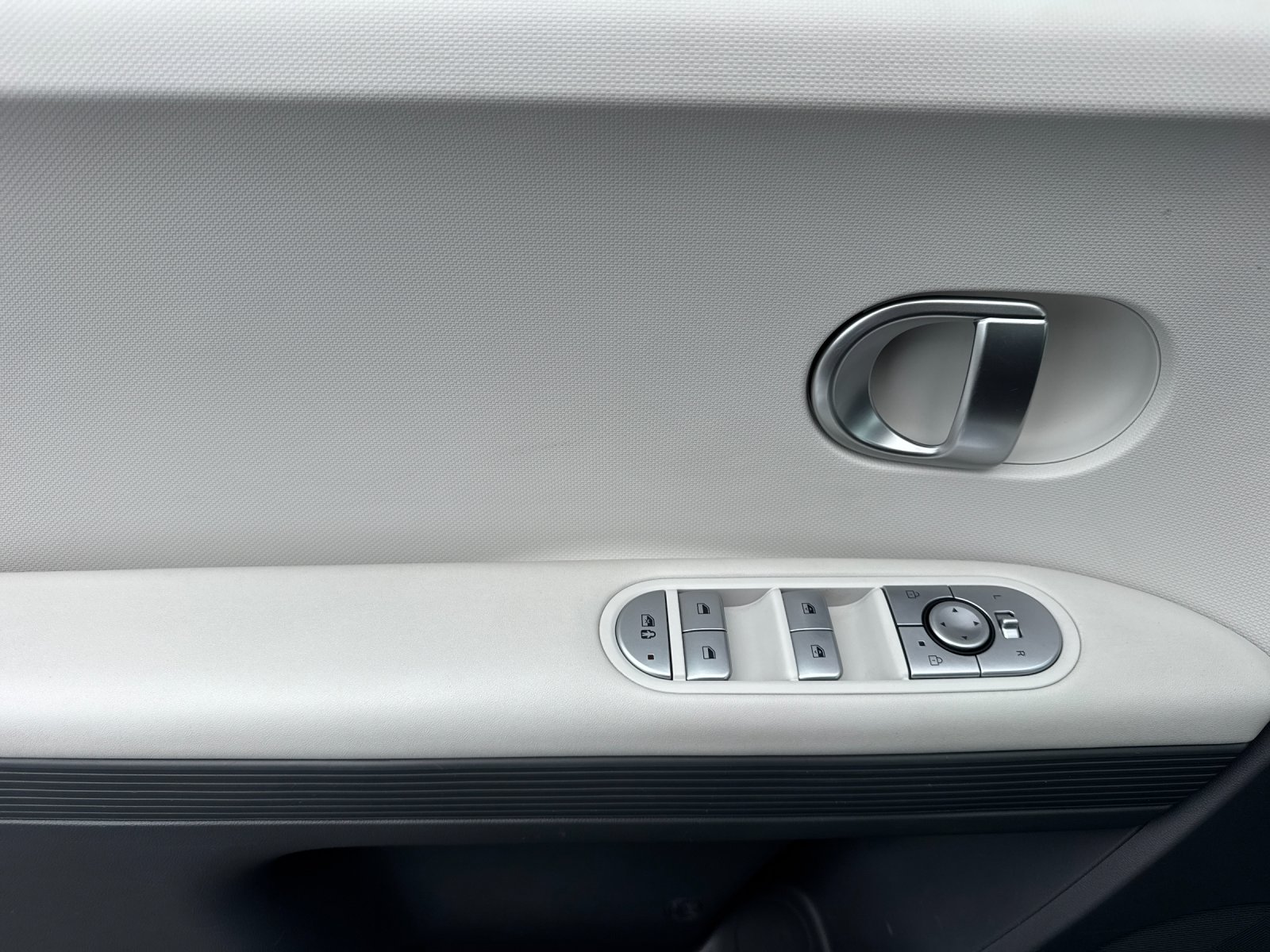 Certified Used 2024 Blue Hyundai SEL image 10