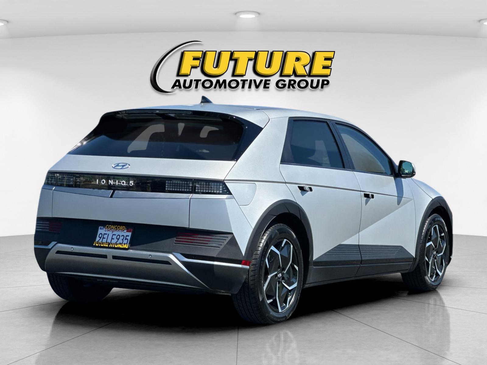 Used 2023 Gold Hyundai SEL image 3