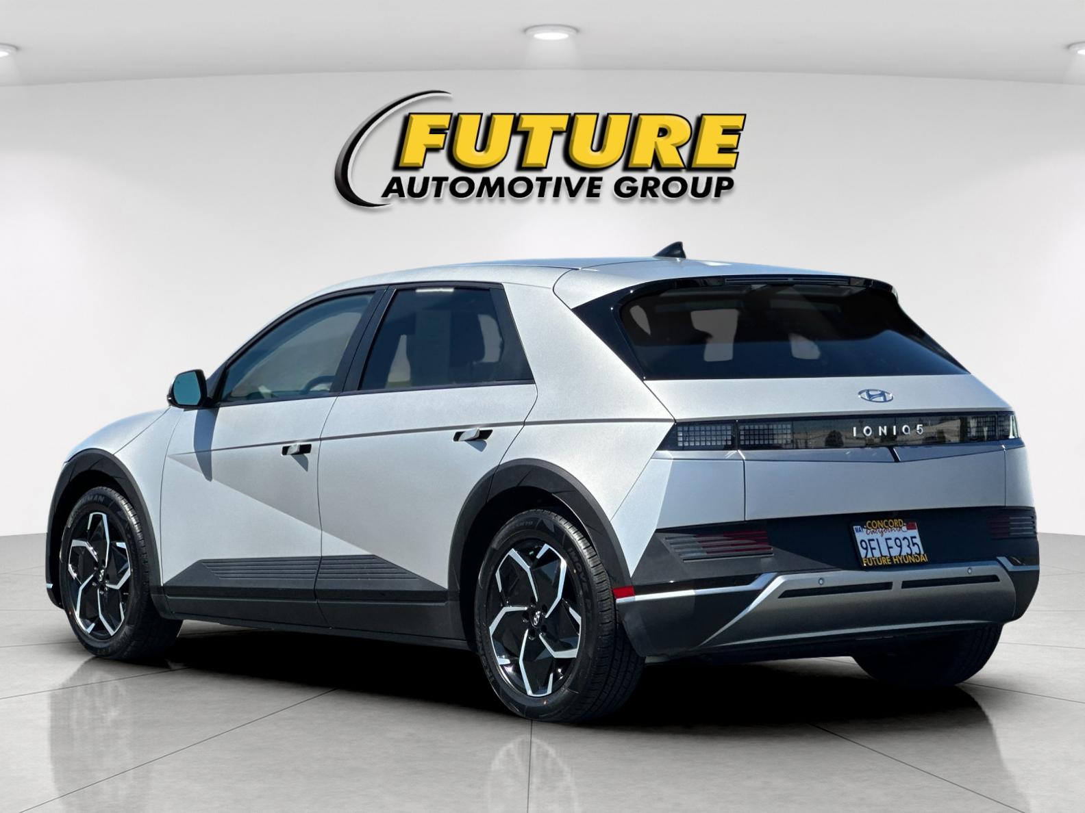 Used 2023 Gold Hyundai SEL image 5