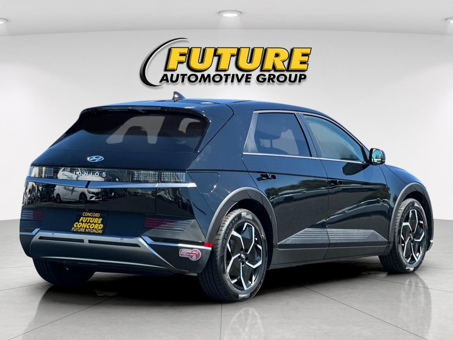 Used 2024 Black Hyundai SEL image 3