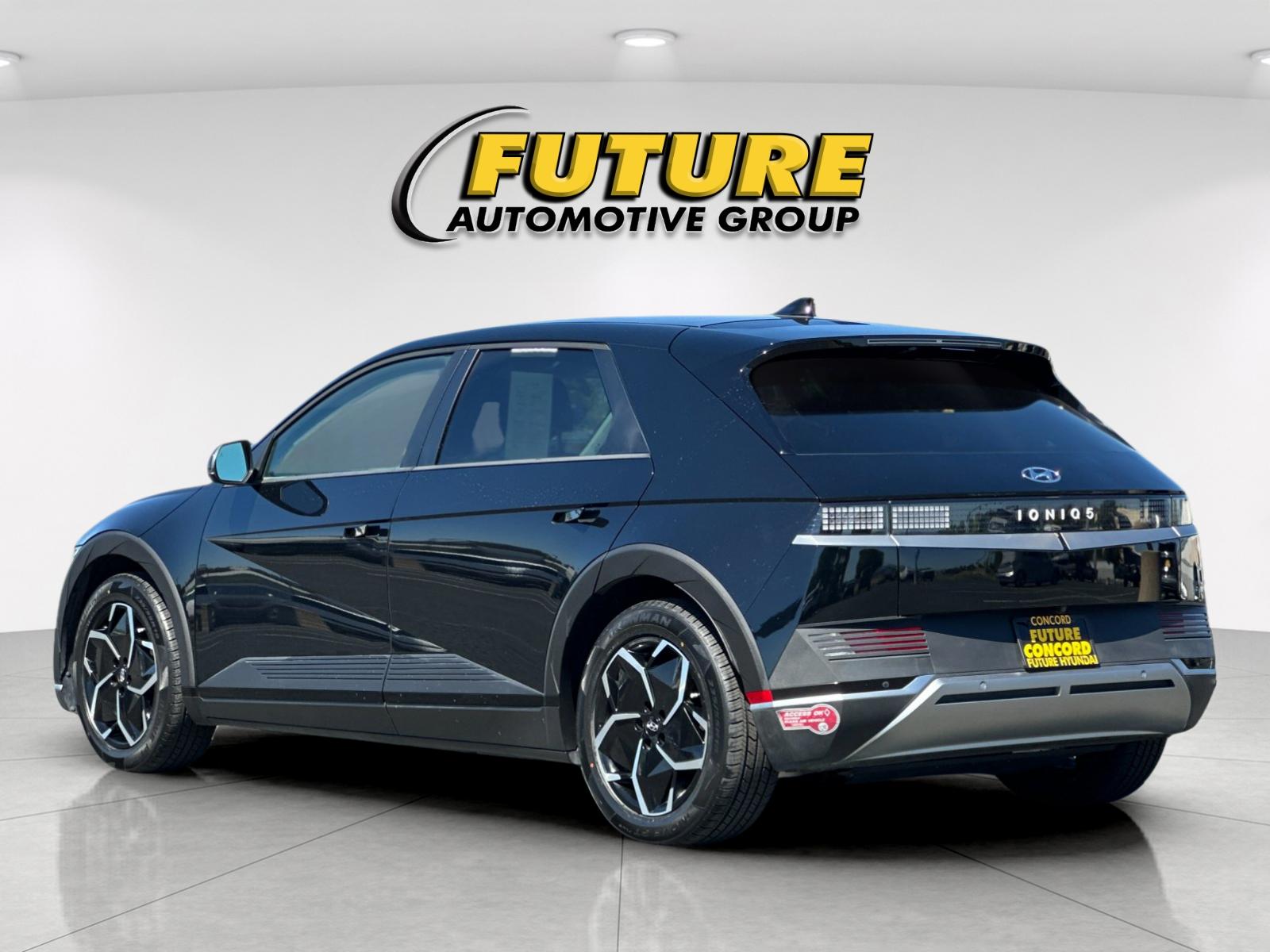 Used 2024 Black Hyundai SEL image 5