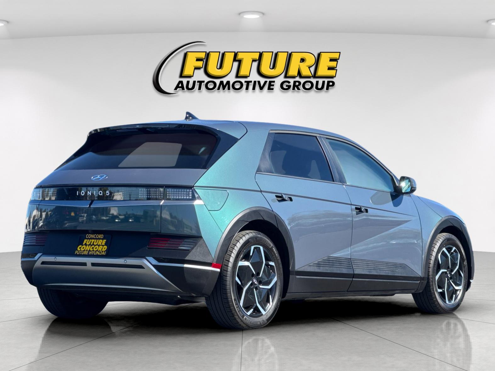 Used 2024 Green Hyundai SEL image 3