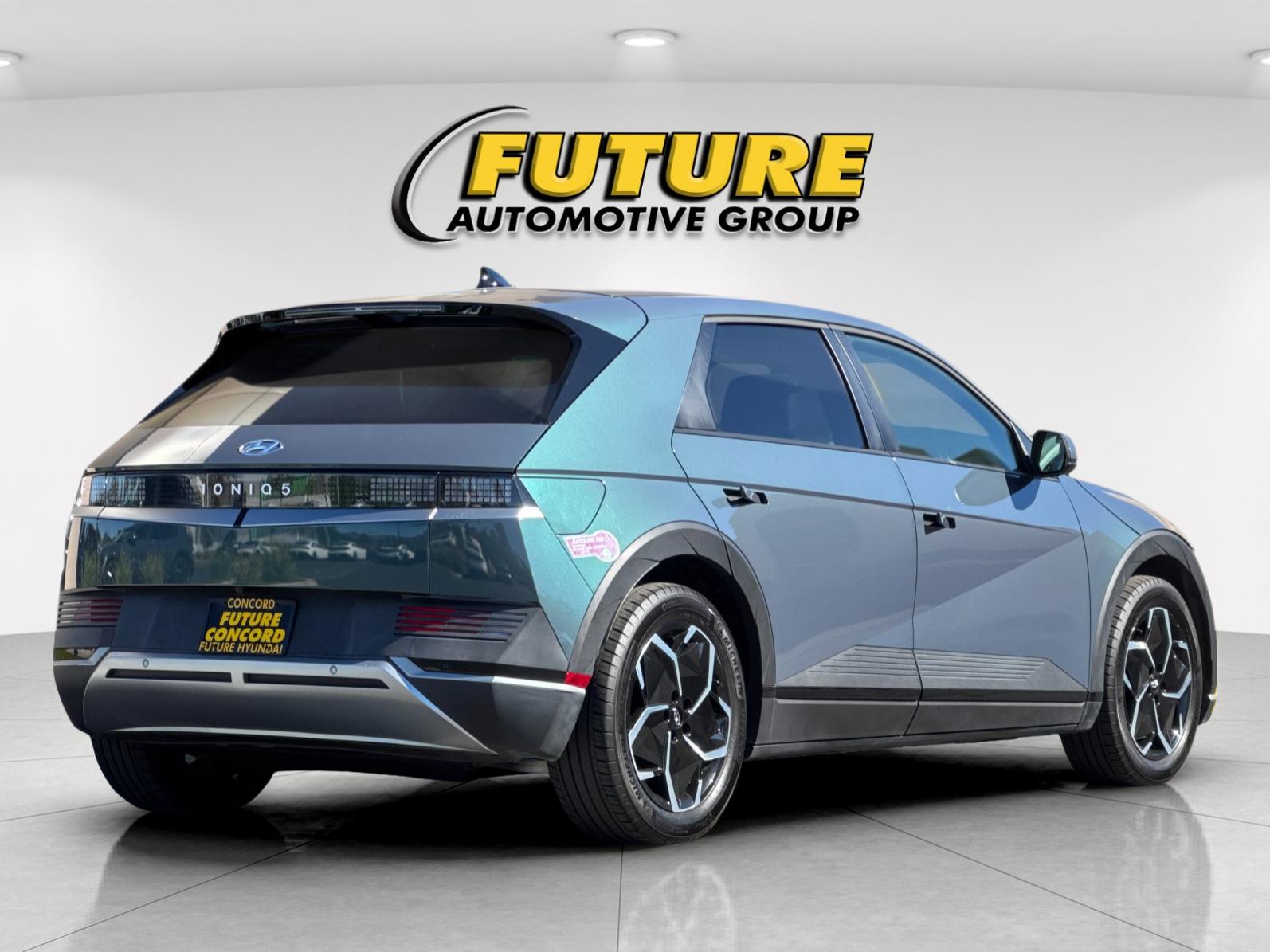 Used 2024 Green Hyundai SEL image 3