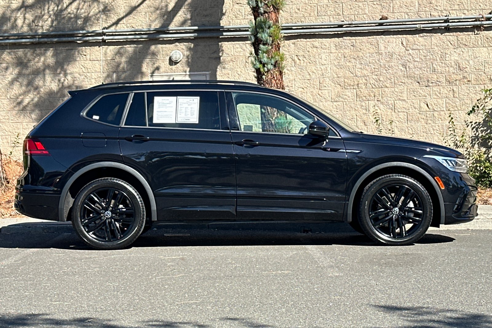Used 2022 Black Volkswagen 2.0T SE R-Line Black image 2