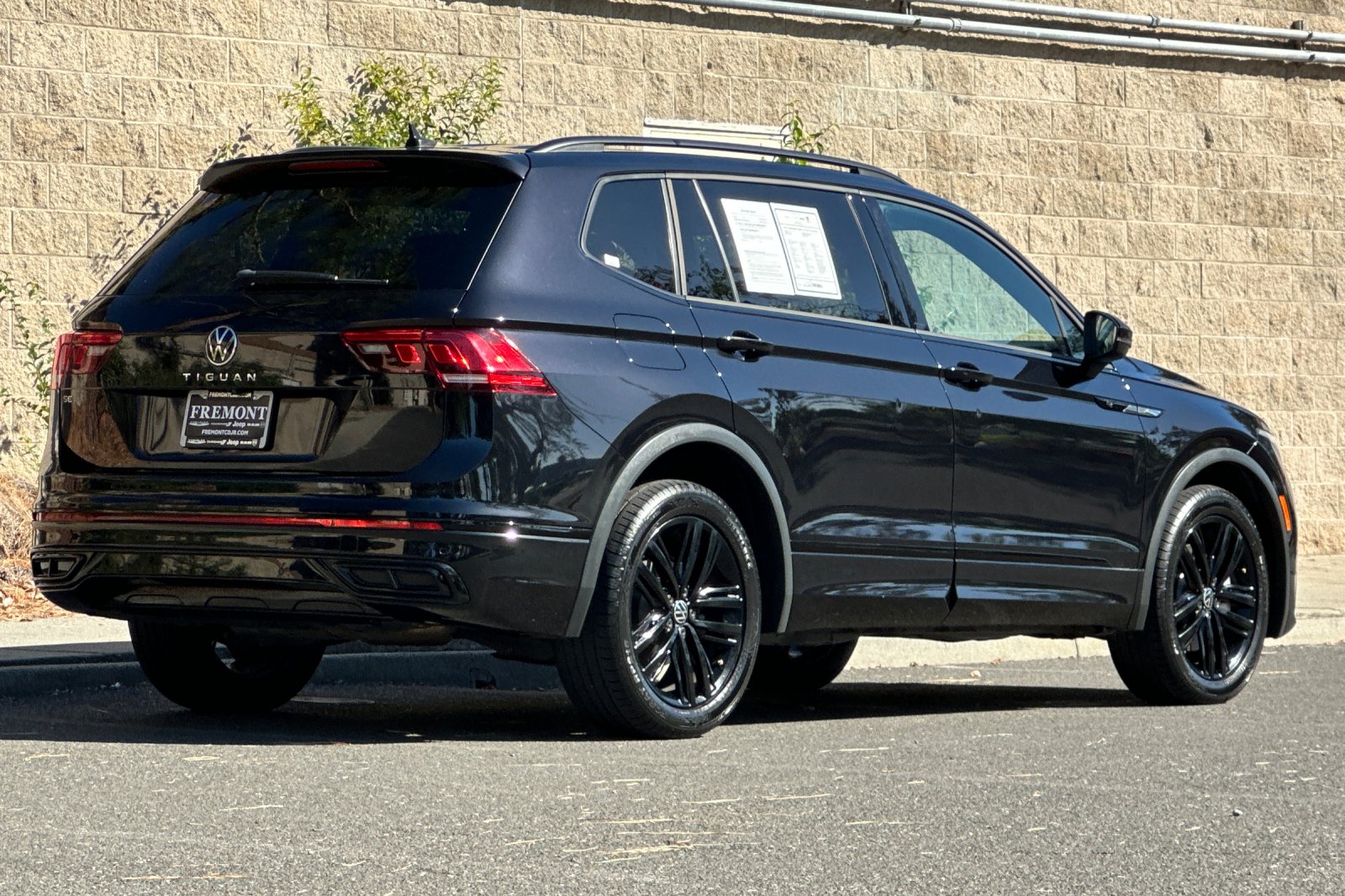 Used 2022 Black Volkswagen 2.0T SE R-Line Black image 3