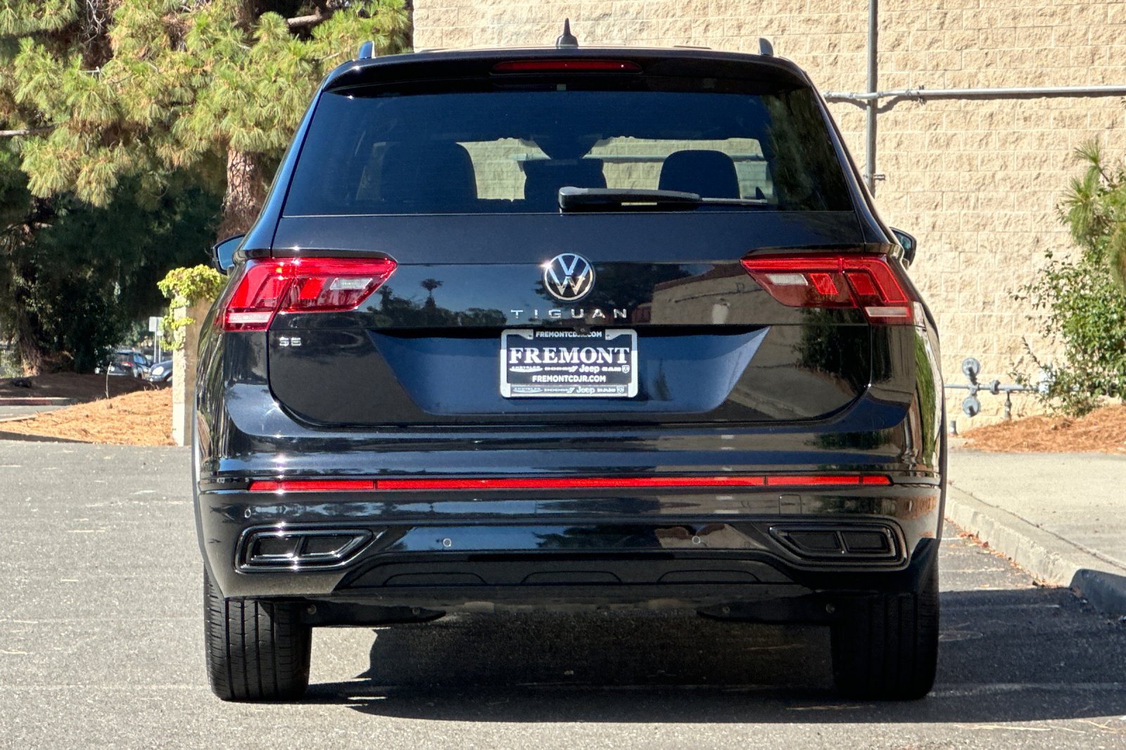 Used 2022 Black Volkswagen 2.0T SE R-Line Black image 4