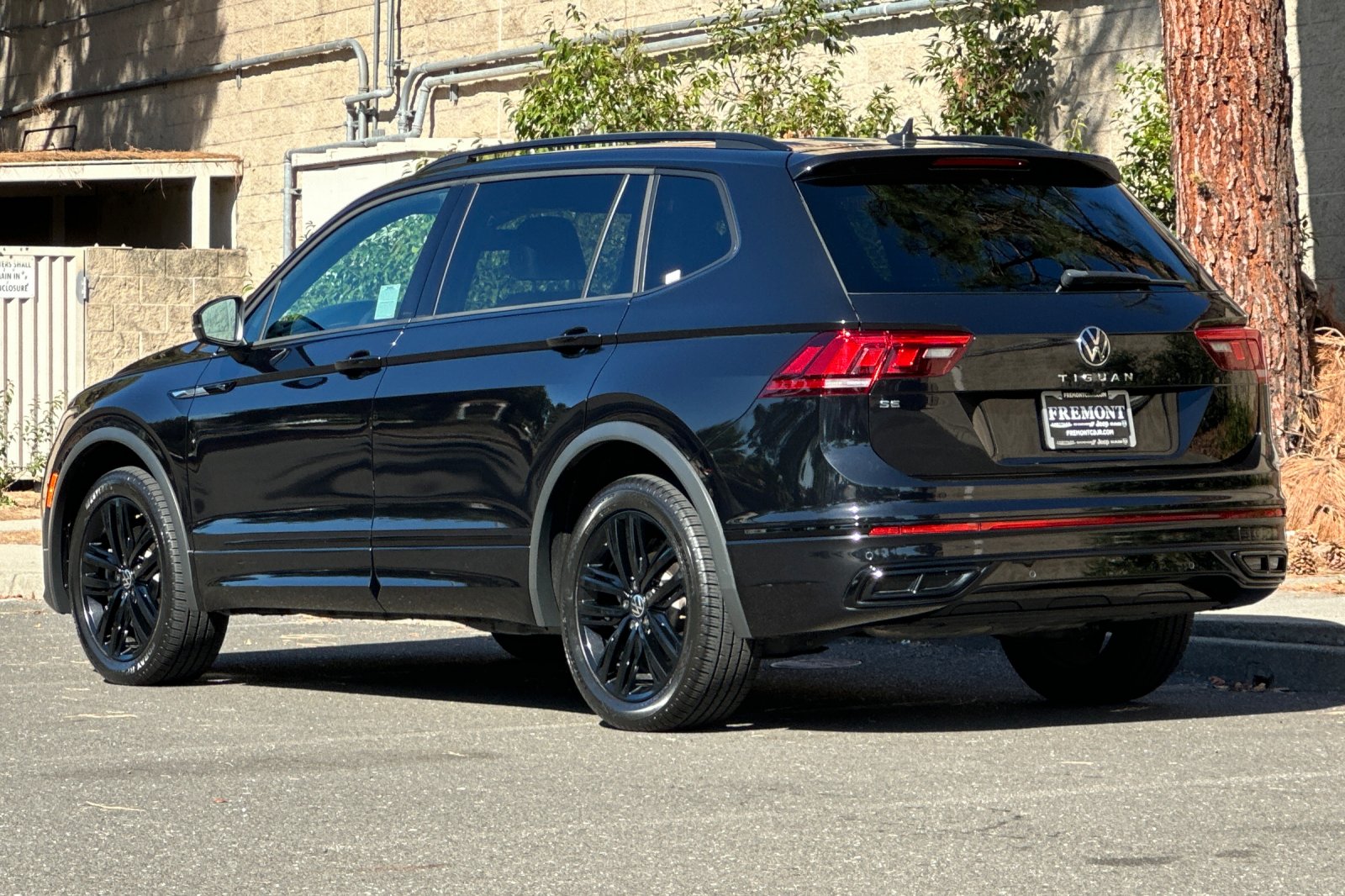Used 2022 Black Volkswagen 2.0T SE R-Line Black image 5