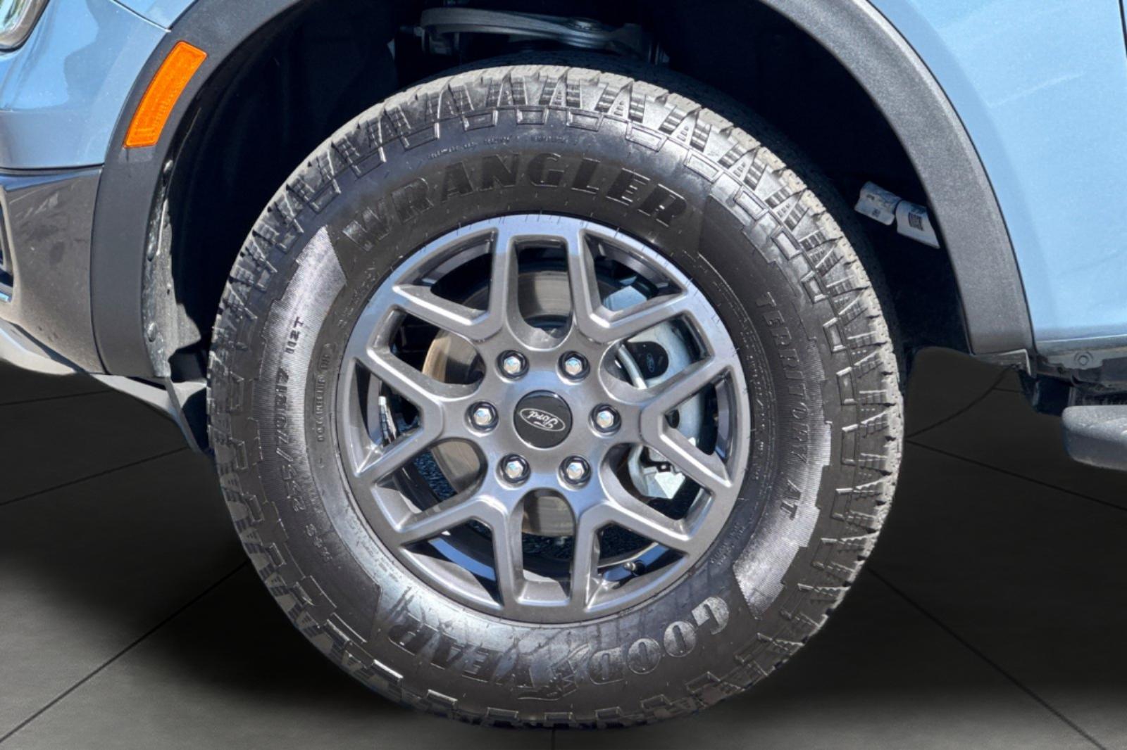 New 2025 Azure Gray Metallic Ford XLT image 13
