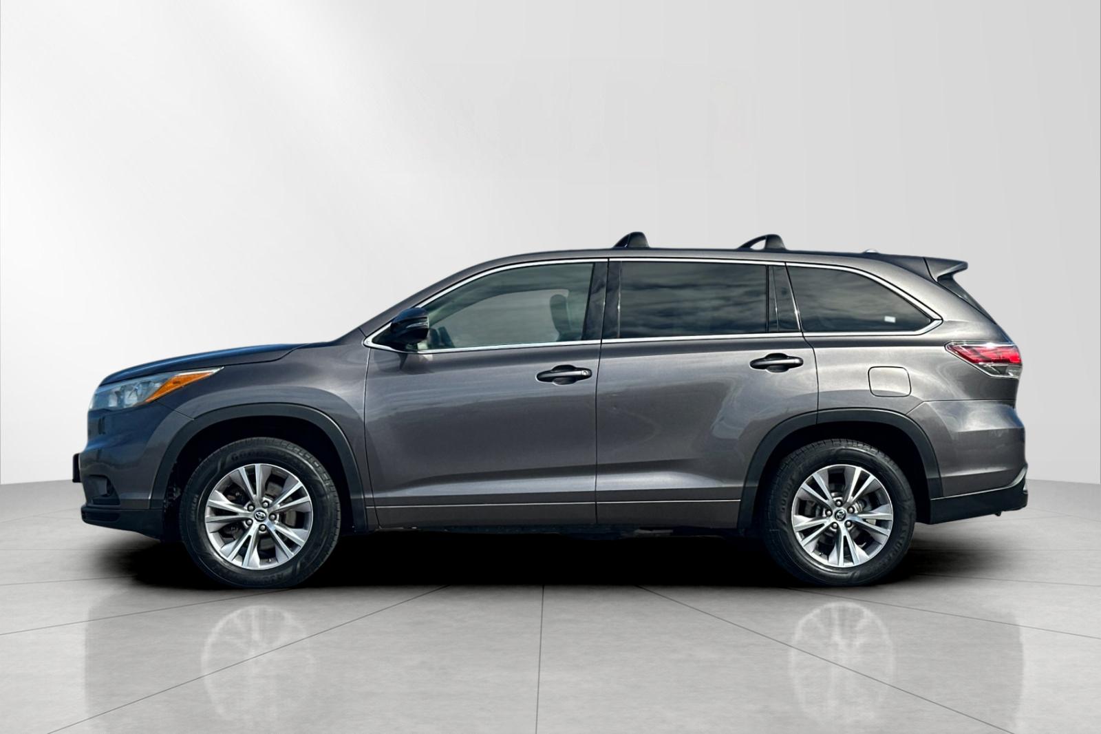 Used 2016 Gray Toyota LE Plus V6 image 3