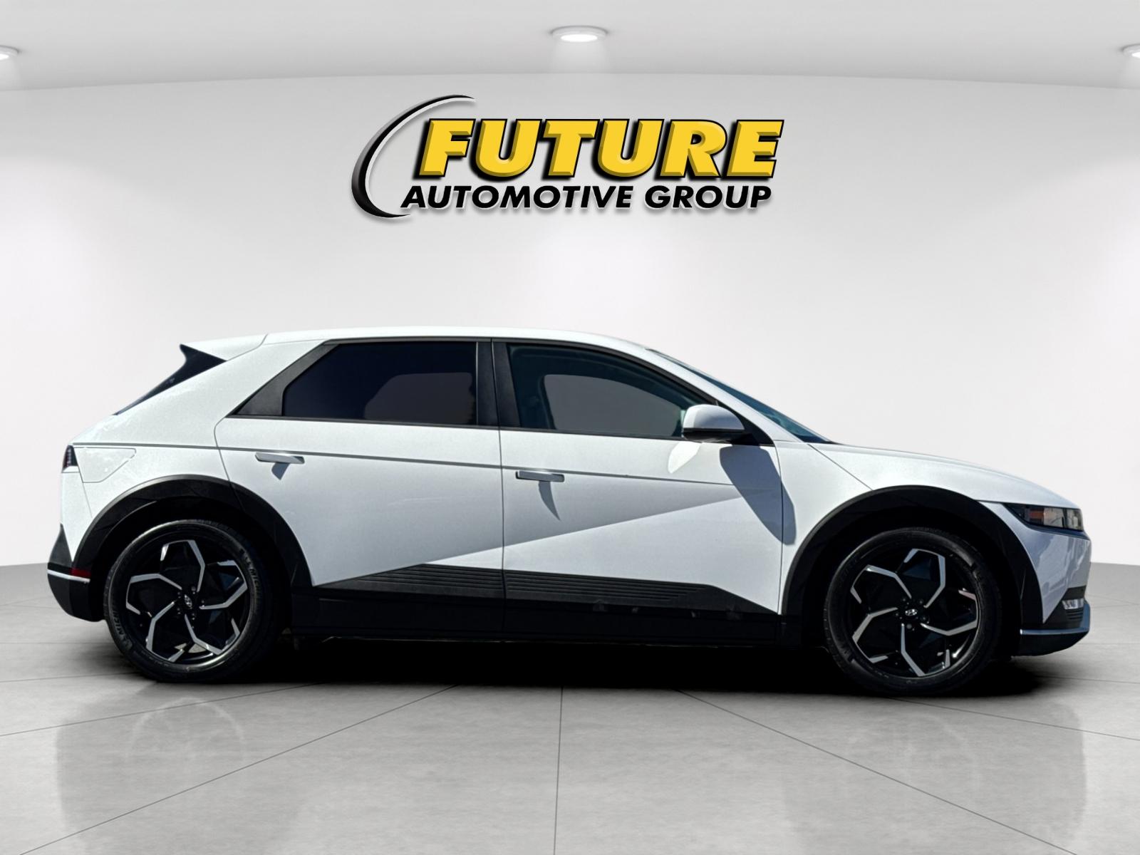 Used 2024 White Hyundai SEL image 3