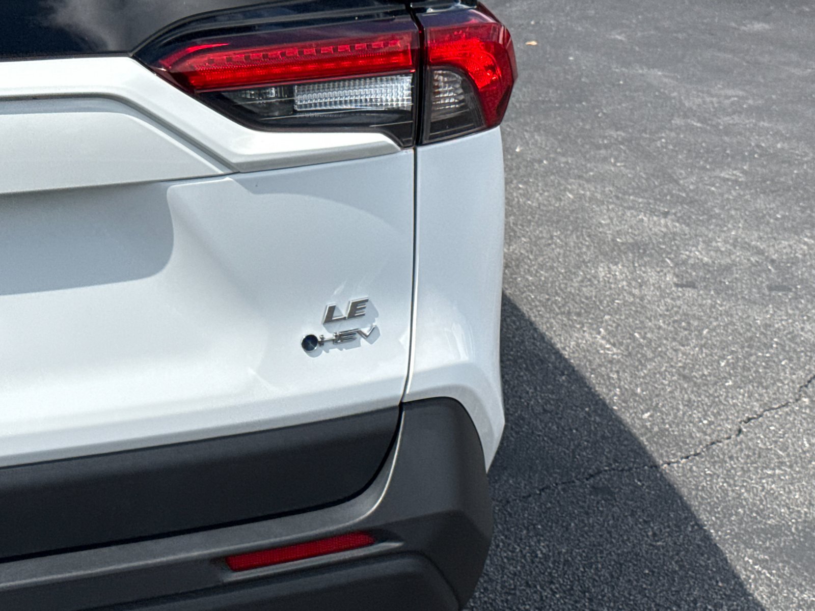 Used 2025 White Toyota LE image 21