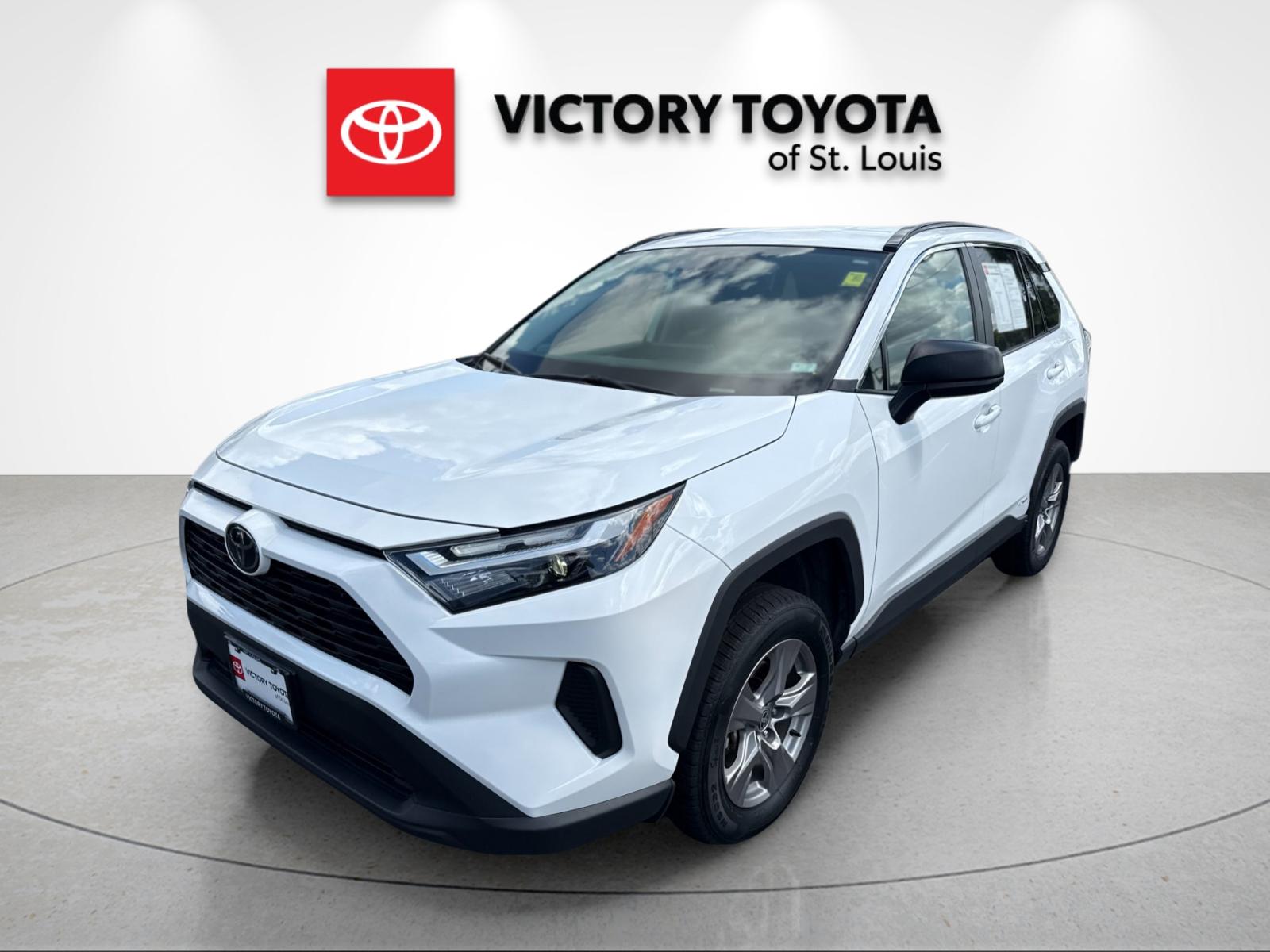 Used 2025 White Toyota LE image 7