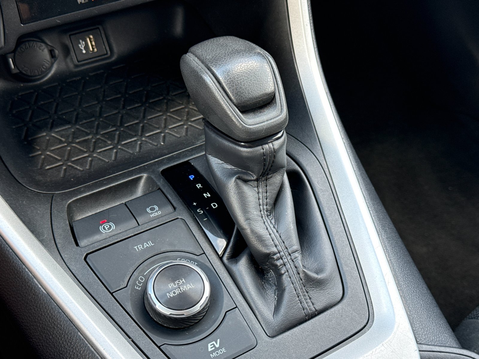 Used 2025 White Toyota LE image 17