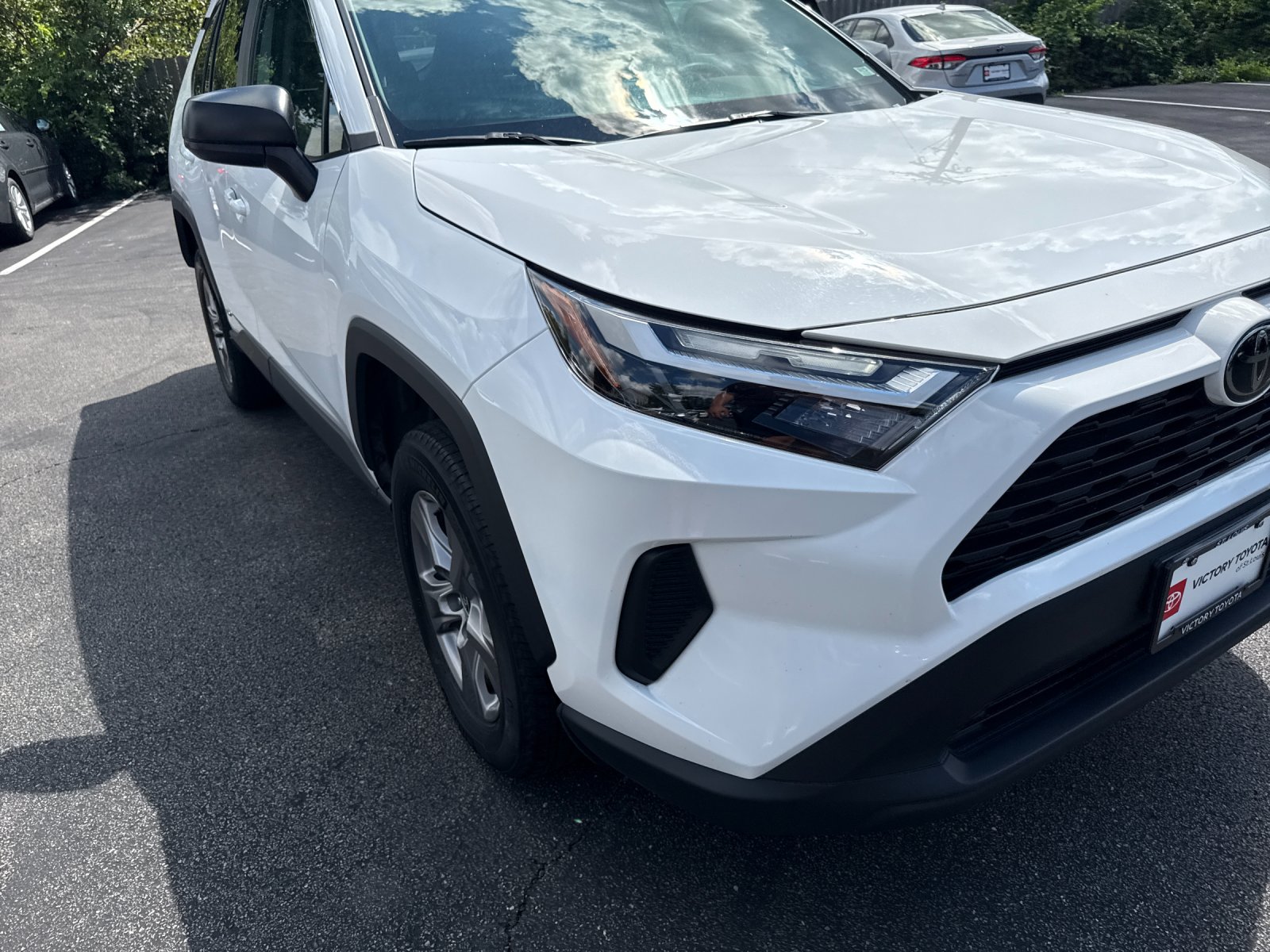 Used 2025 White Toyota LE image 29