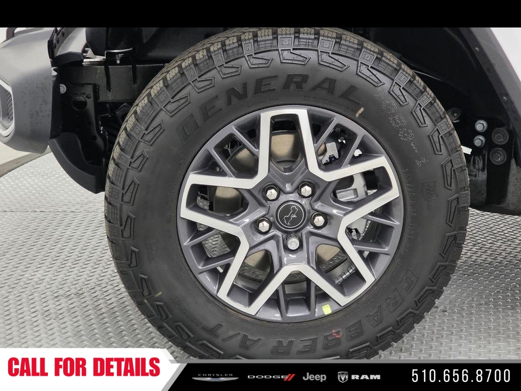 New 2026 Bright White Clear-Coat Exterior Paint Jeep Sahara image 9