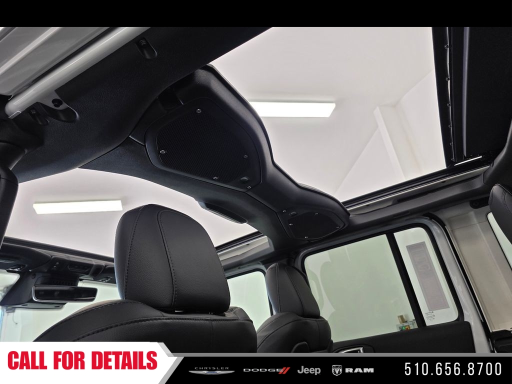 New 2026 Bright White Clear-Coat Exterior Paint Jeep Sahara image 21