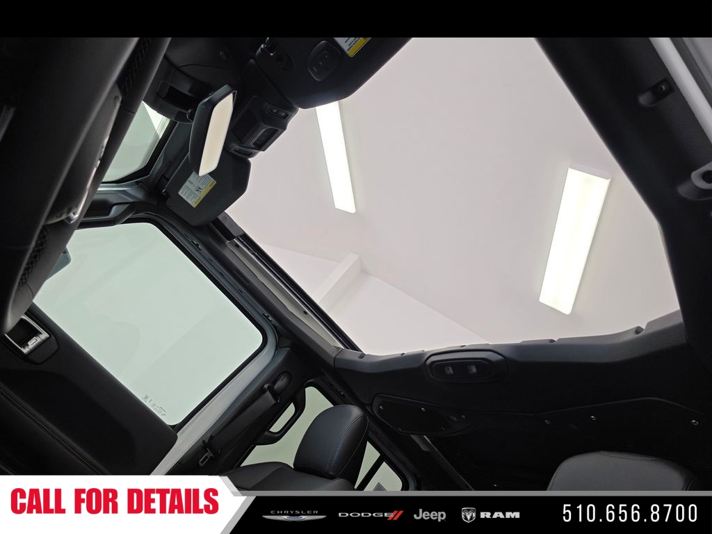 New 2026 Bright White Clear-Coat Exterior Paint Jeep Sahara image 19