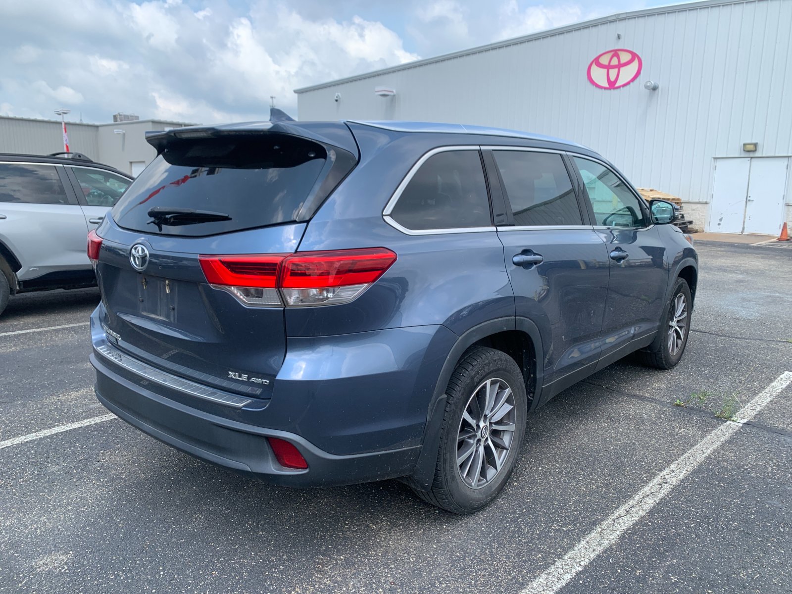 Used 2019 Blue Toyota XLE image 3