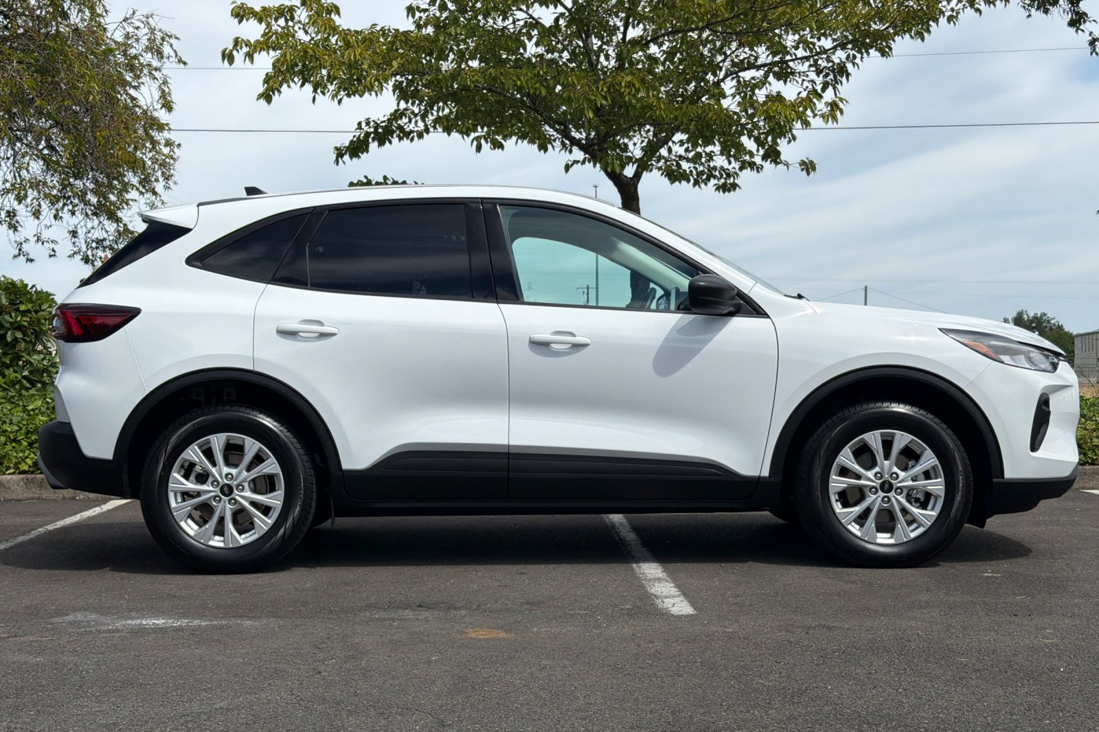 Used 2025 Oxford White Ford Active image 3