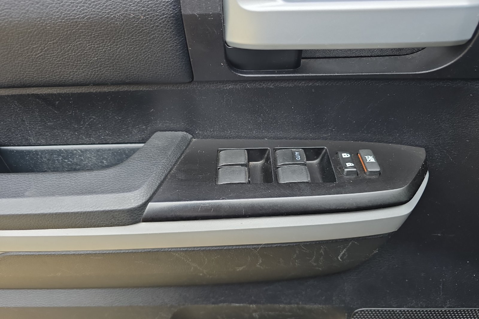 Used 2018 White Toyota SR5 image 8