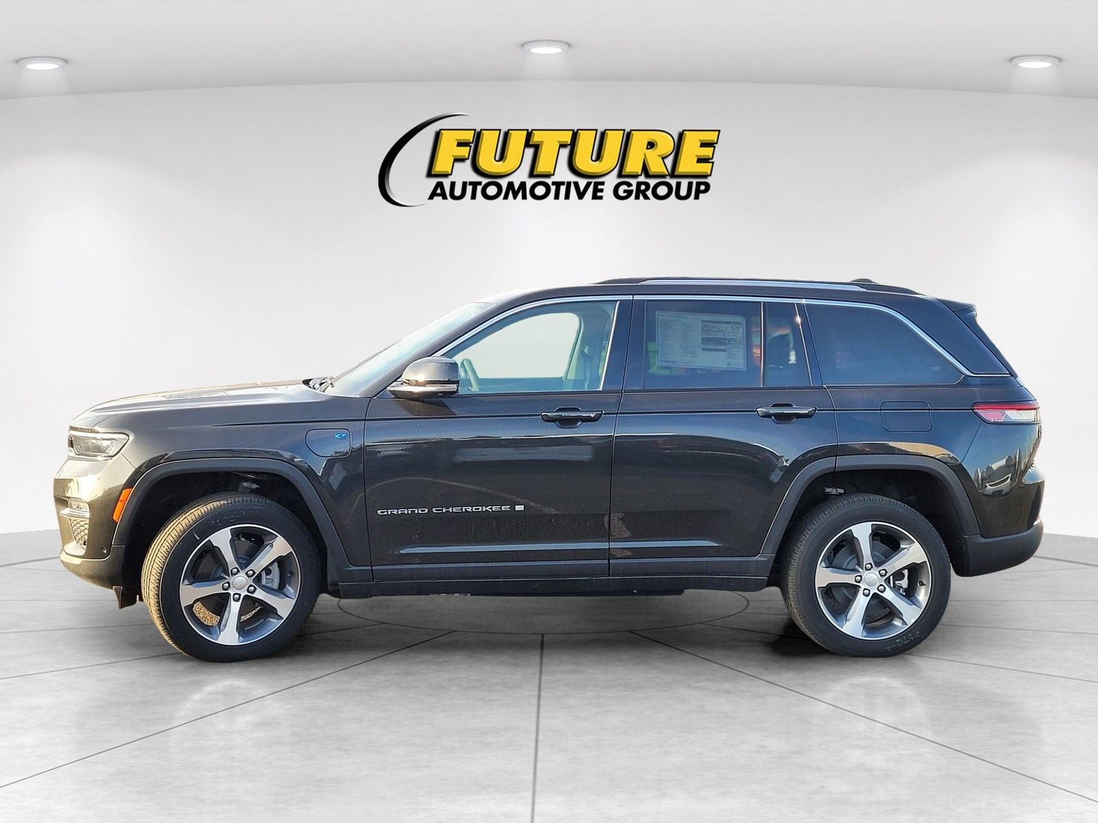 Used 2024  Jeep 4xe image 4