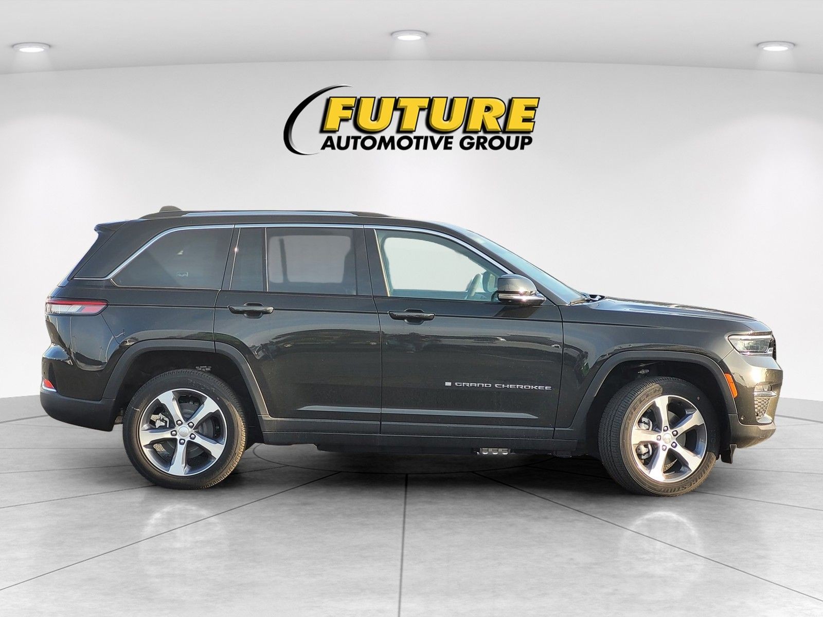 Used 2024  Jeep 4xe image 5