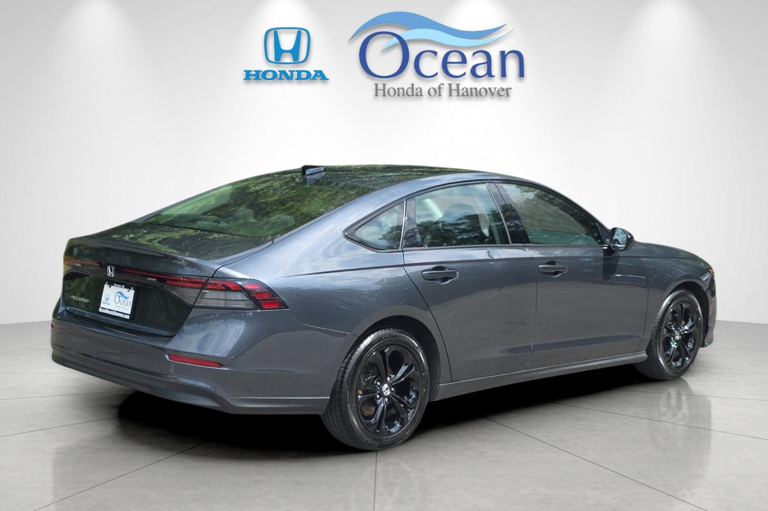 Used 2025 Meteorite Gray Metallic Honda SE image 3