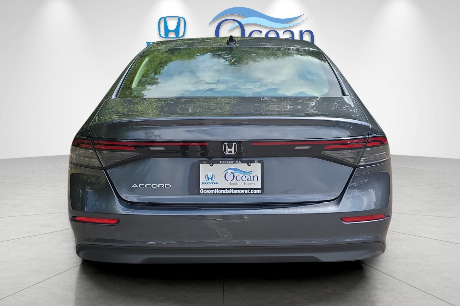 Used 2025 Meteorite Gray Metallic Honda SE image 4