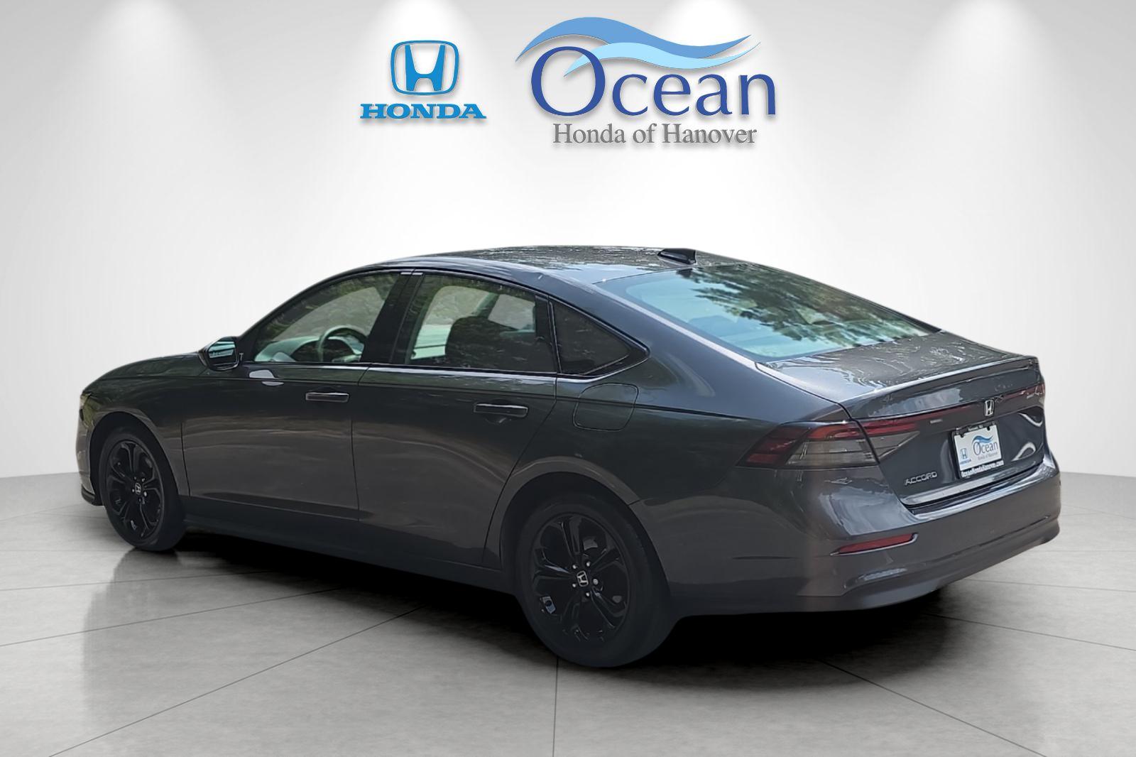 Used 2025 Meteorite Gray Metallic Honda SE image 5