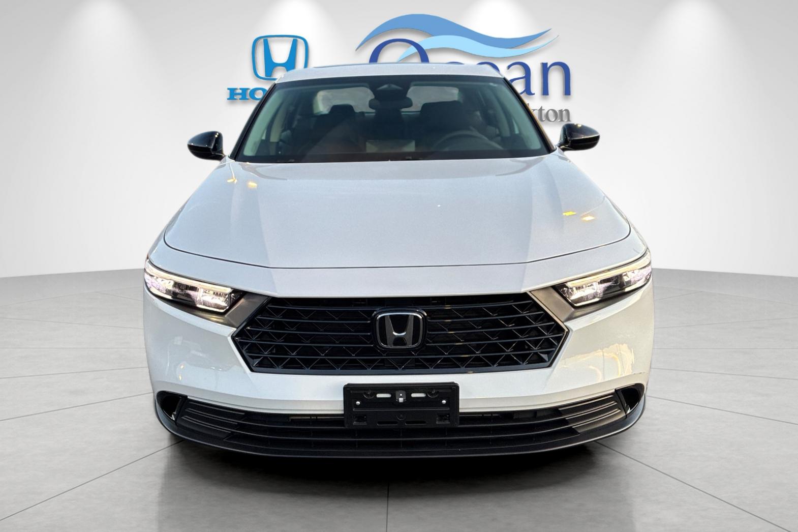 Used 2025 Platinum White Pearl Honda SE image 8