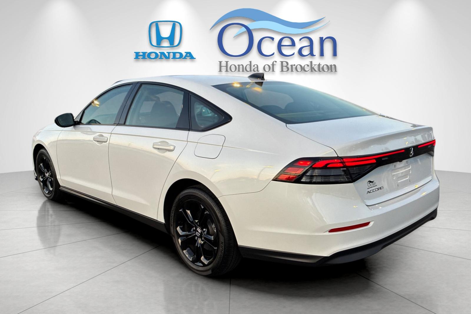 Used 2025 Platinum White Pearl Honda SE image 5