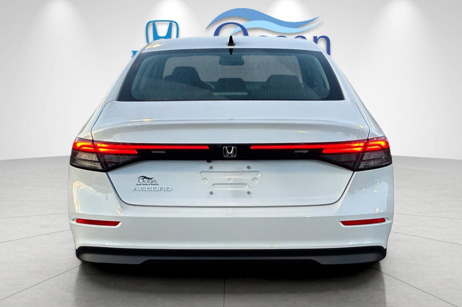 Used 2025 Platinum White Pearl Honda SE image 4