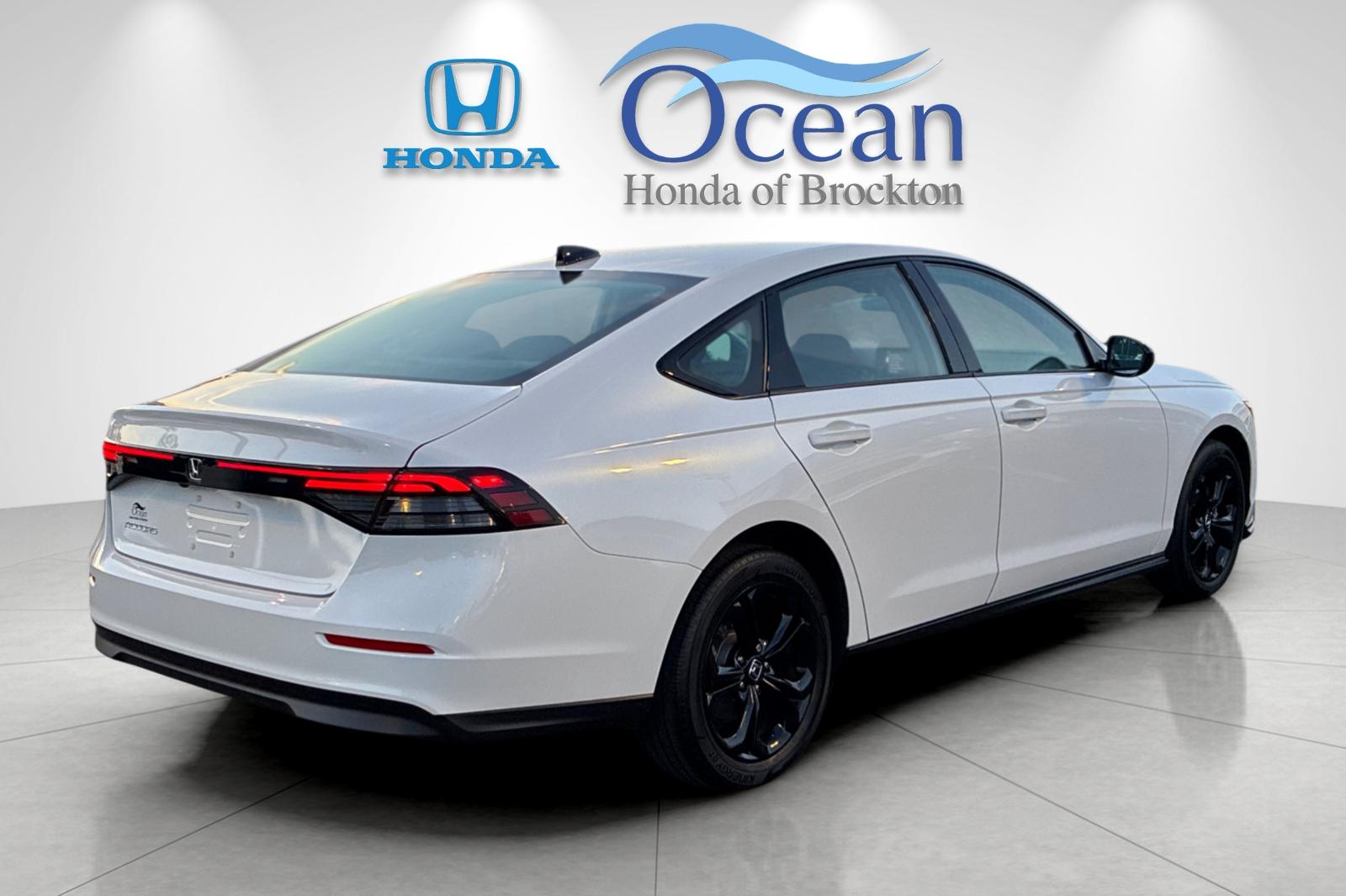 Used 2025 Platinum White Pearl Honda SE image 3