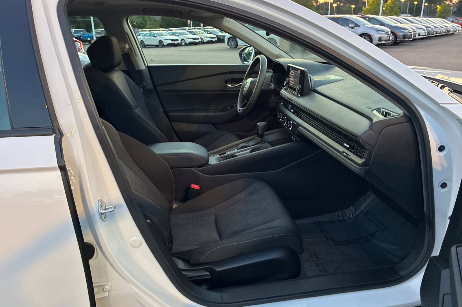 Used 2025 Platinum White Pearl Honda SE image 21