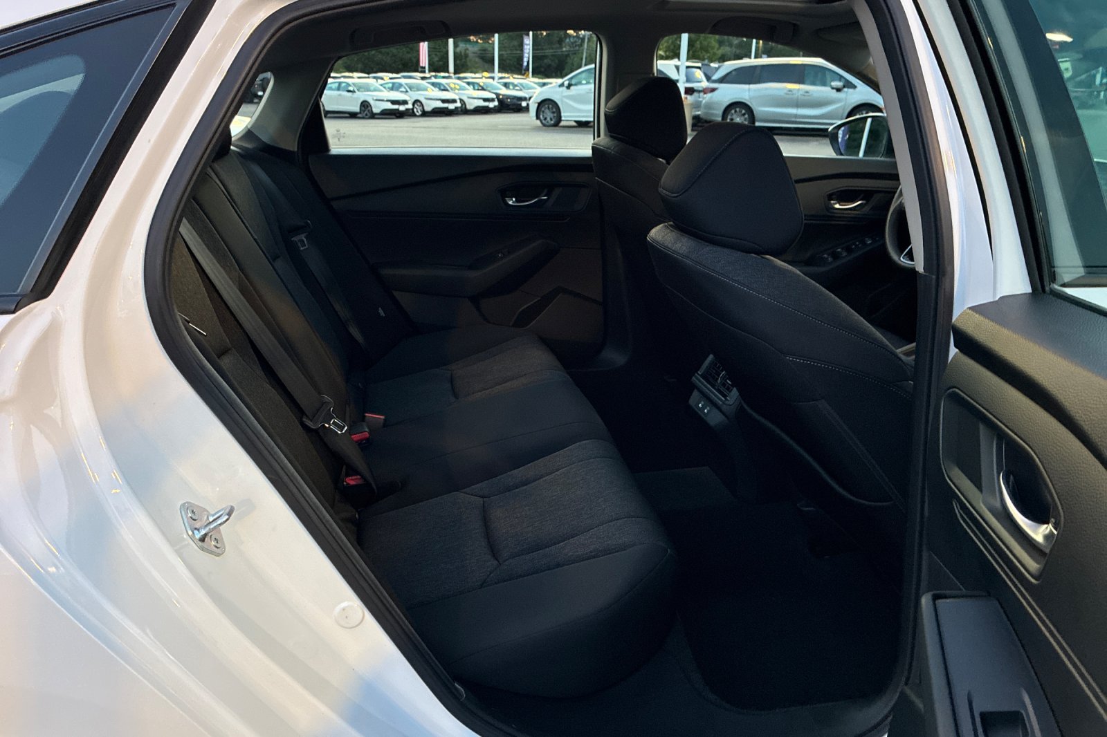 Used 2025 Platinum White Pearl Honda SE image 18