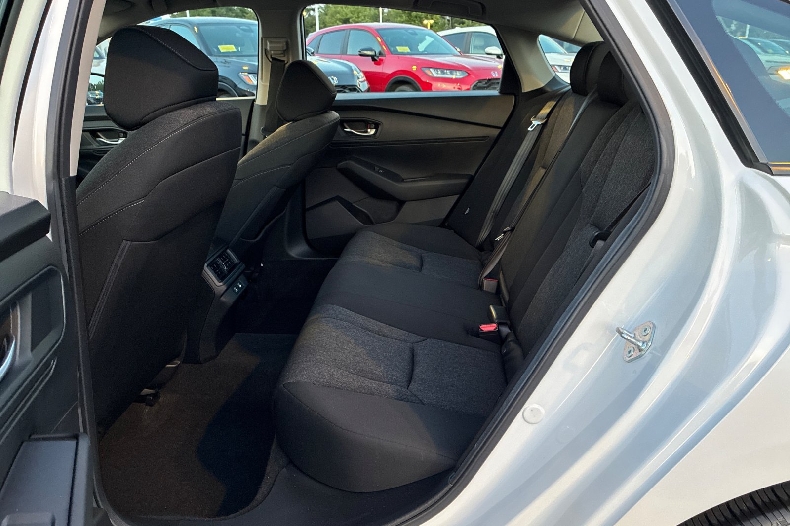 Used 2025 Platinum White Pearl Honda SE image 15