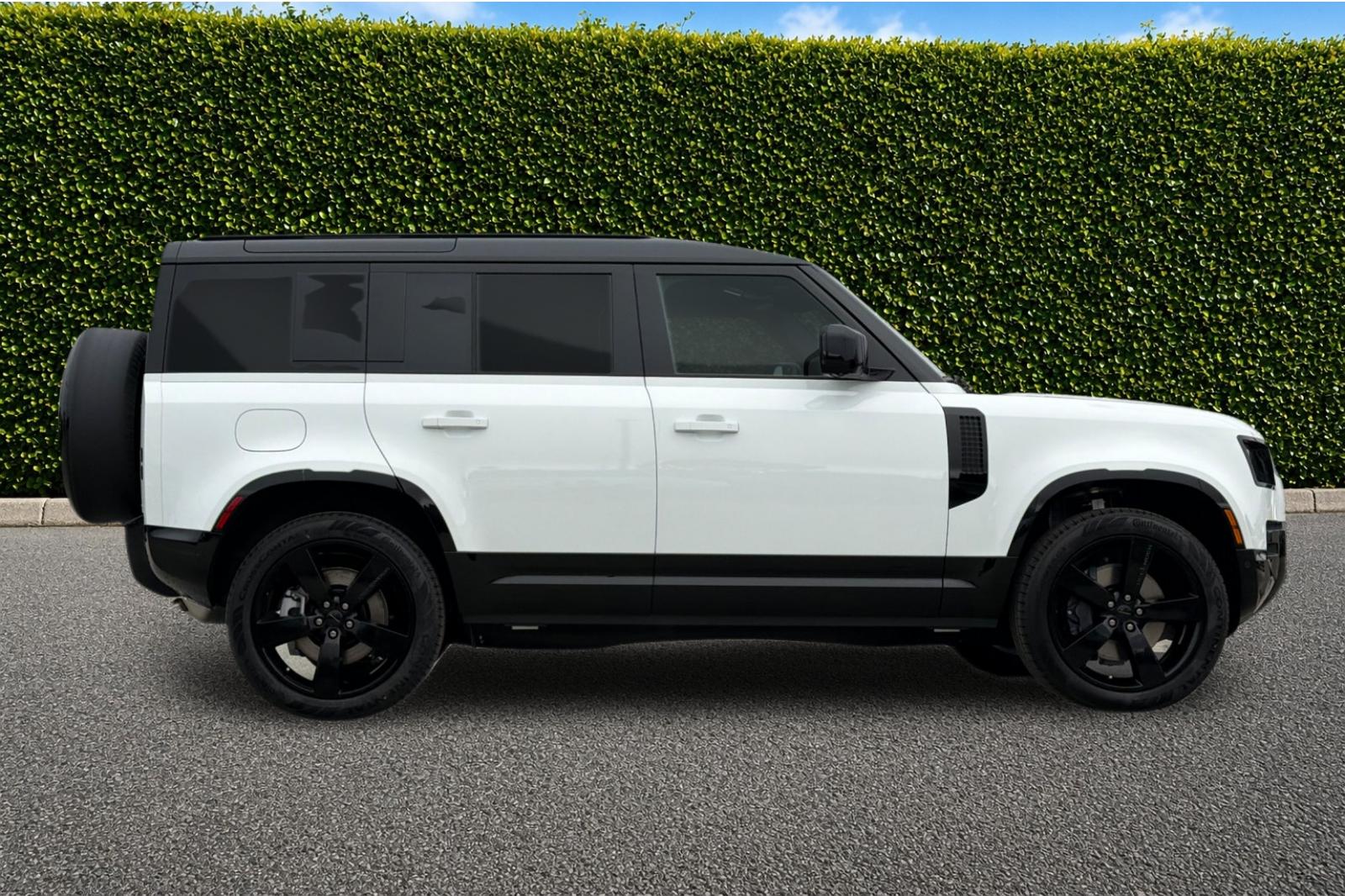 New 2026 Fuji White Land Rover X-Dynamic SE image 7