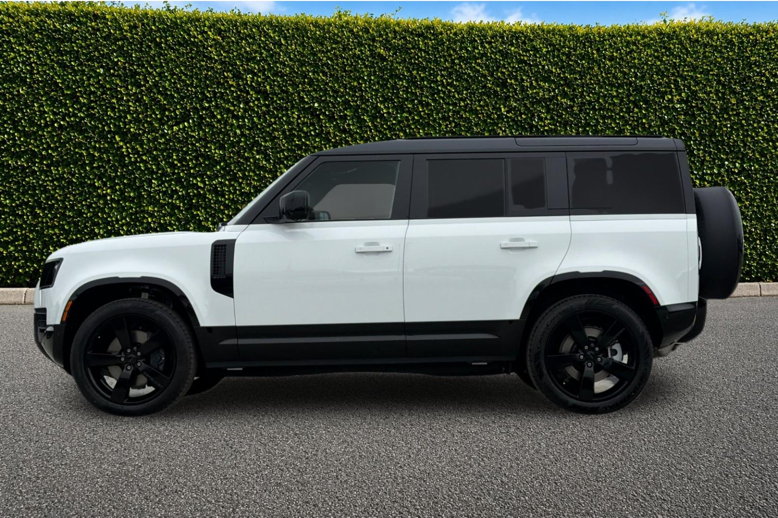 New 2026 Fuji White Land Rover X-Dynamic SE image 3