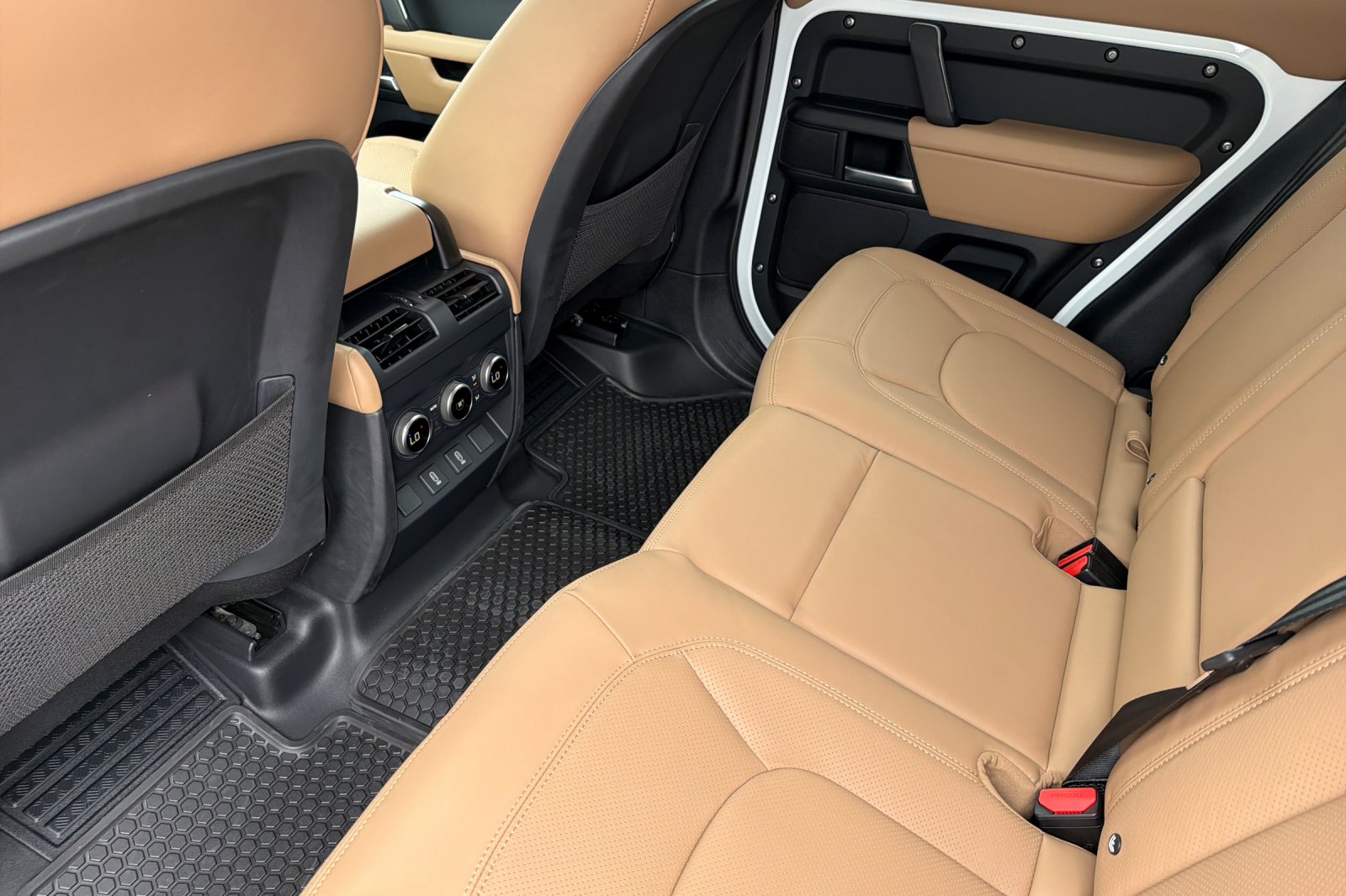 New 2026 Fuji White Land Rover X-Dynamic SE image 12