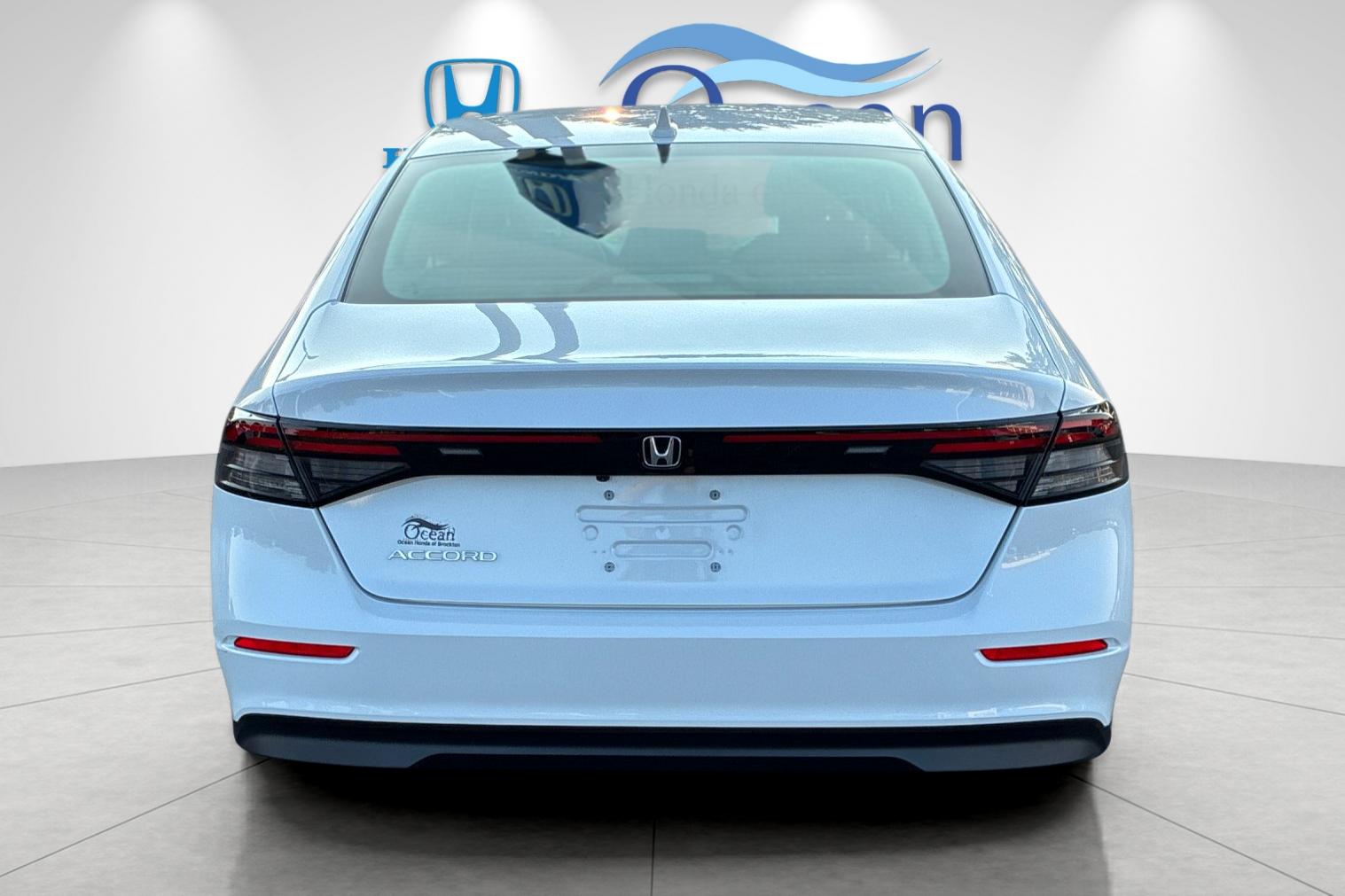 Used 2024 Platinum White Pearl Honda LX image 4