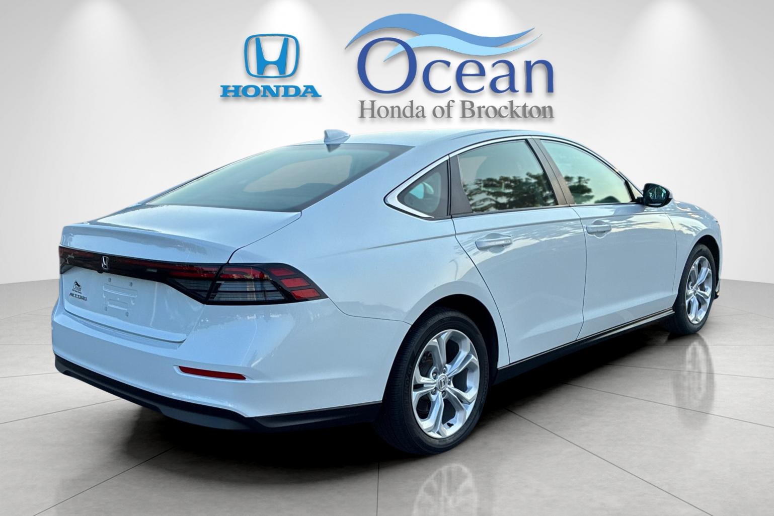 Used 2024 Platinum White Pearl Honda LX image 3
