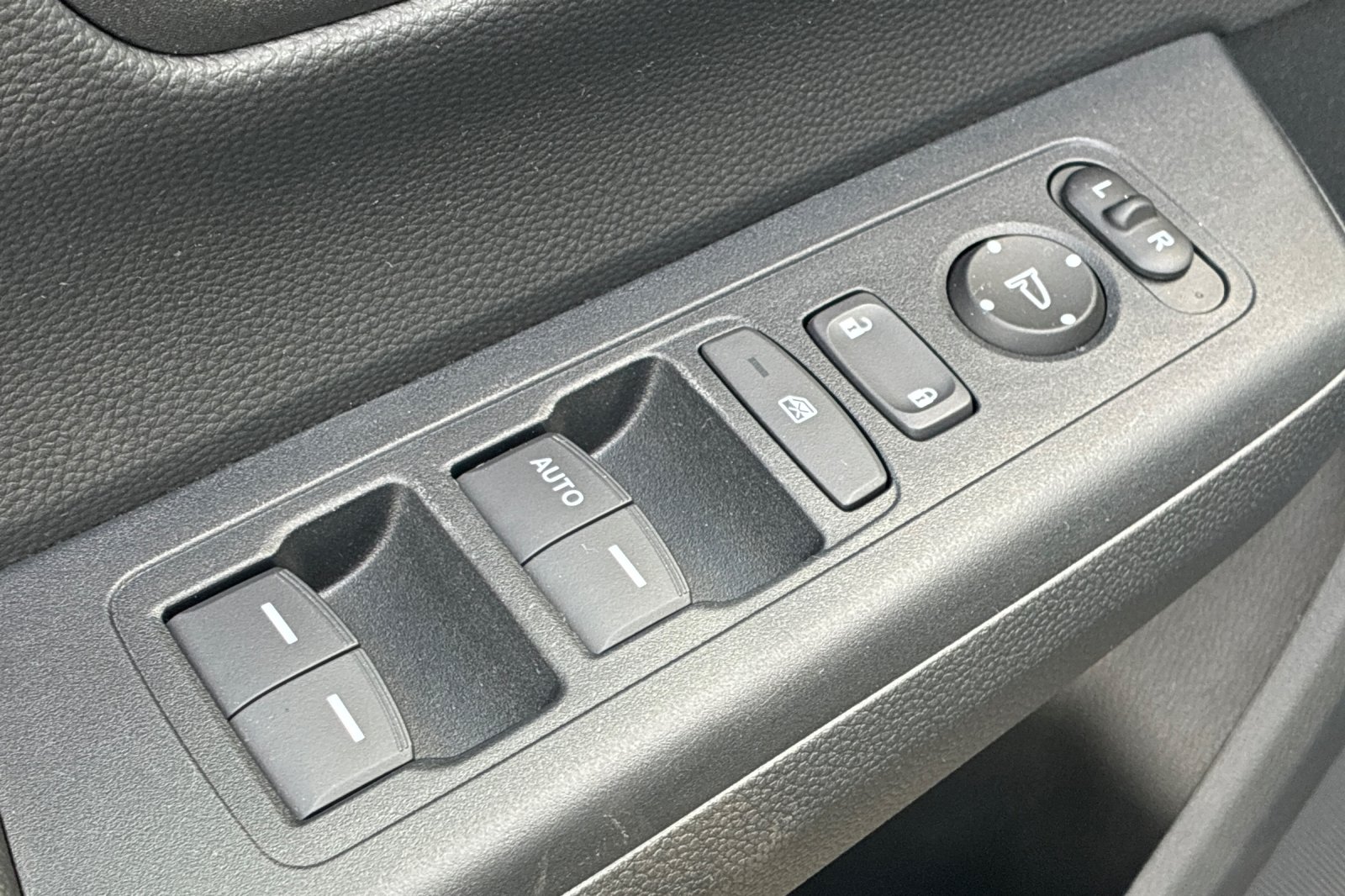 Used 2025 Meteorite Gray Metallic Honda LX image 11